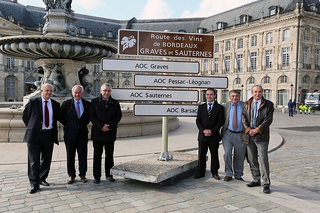 De gauche à droite: Gilles SAVARY ( Député de la neuvième circonscription de Gironde), Jean Claude BELLANGER (Consultant MDT Vignobles), Hervé GILLES ( Conseiller général du canton de Podensac), Dominique GUIGNARD (Président de la Route des Vins de Bordeaux en Graves et Sauternes), Christian BOYER (Vice Président de la Route des Vins de Bordeaux en Graves et Sauternes), Jacques Respaud (conseiller général du sixiéme canton de Bordeaux)